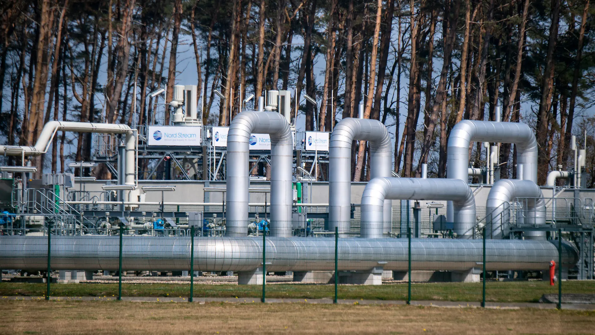 27.04.2022, Mecklenburg-Vorpommern, Lubmin: Blick auf Rohrsysteme und Absperrvorrichtungen in der Gasempfangsstation der Ostseepipeline Nord Stream 1 und der Übernahmestation der Ferngasleitung OPAL (Ostsee-Pipeline-Anbindungsleitung). In Lubmin bei Greifswald endet die Ostsee-Pipeline Nord Stream1, durch die seit 2011 russisches Erdgas nach Deutschland fließt. Foto: Stefan Sauer/dpa +++ dpa-Bildfunk +++