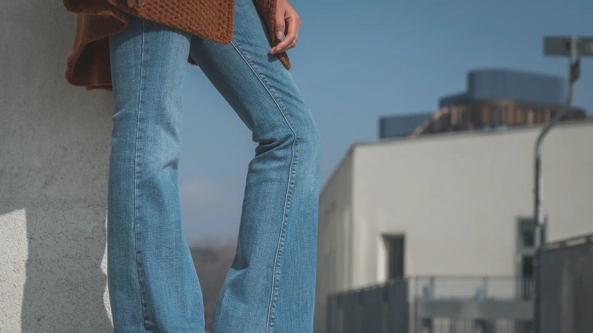 Frau trägt Jeans-Schlaghose.