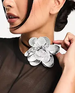 Choker-Halskette mit Ansteckblume in Metallic-Silber