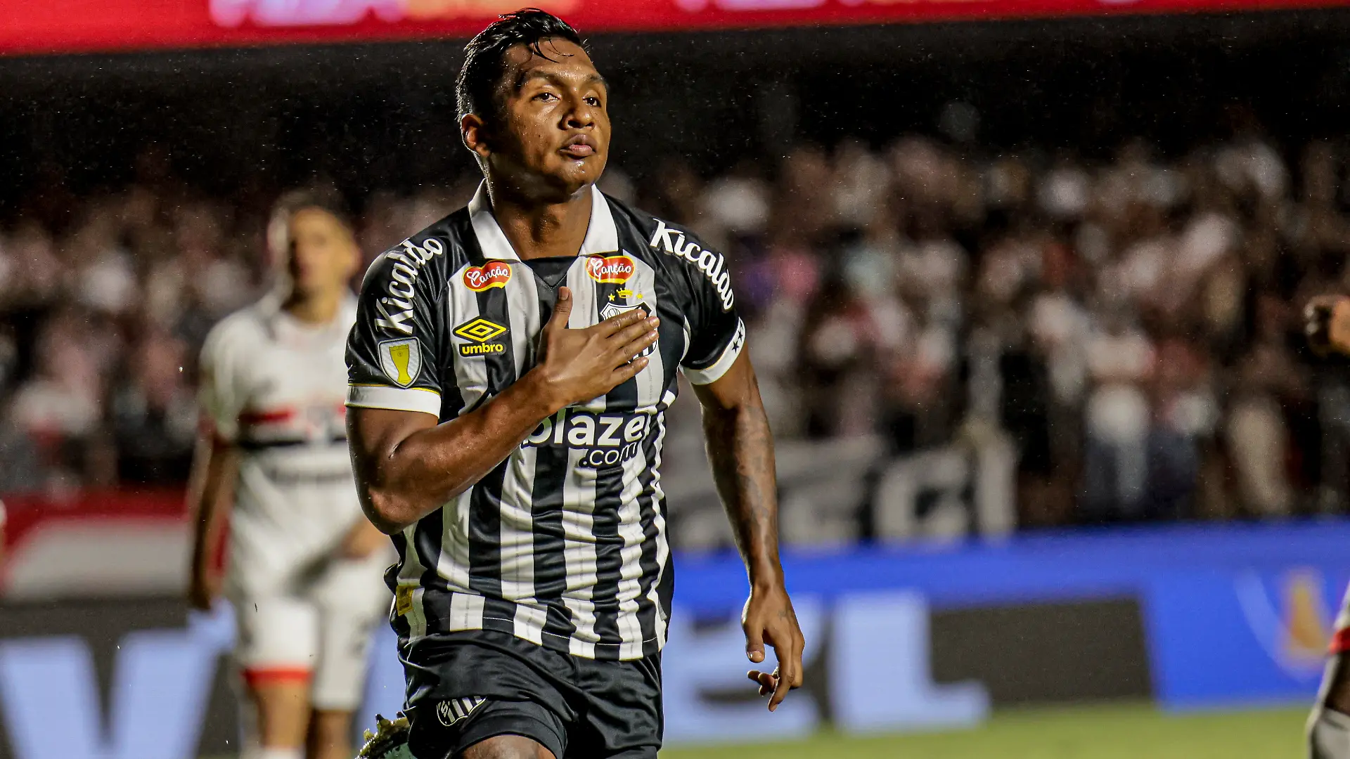 Der kolumbianische Fußball-Profi Alfredo Morelos feiert ein Tor.