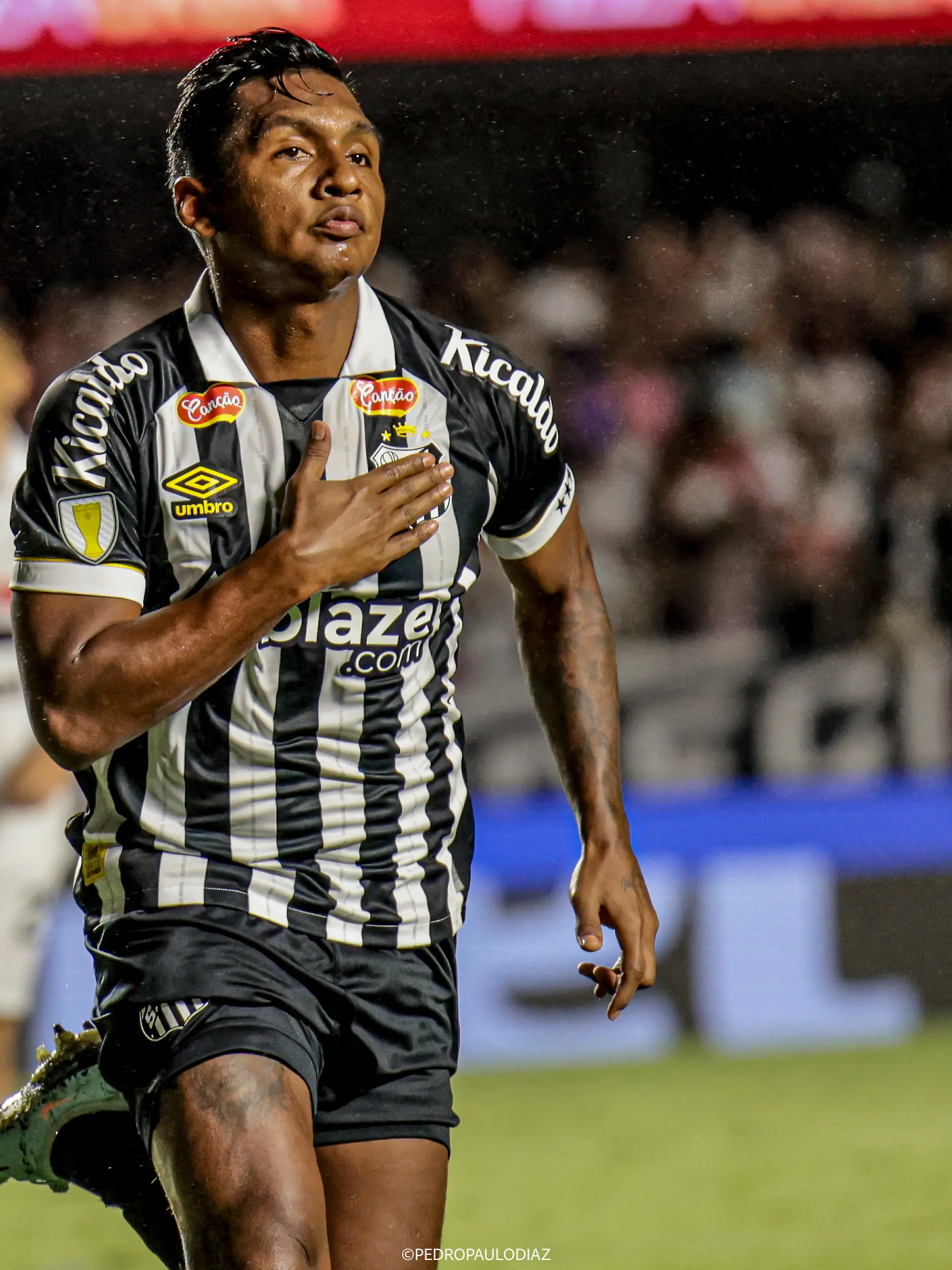 Der kolumbianische Fußball-Profi Alfredo Morelos feiert ein Tor.