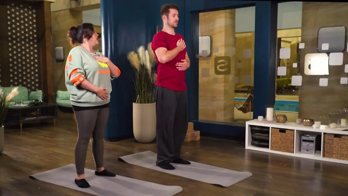 Sarah und Maximilian zeigen, wie es geht! Yogastunde mit den AWZ-Stars