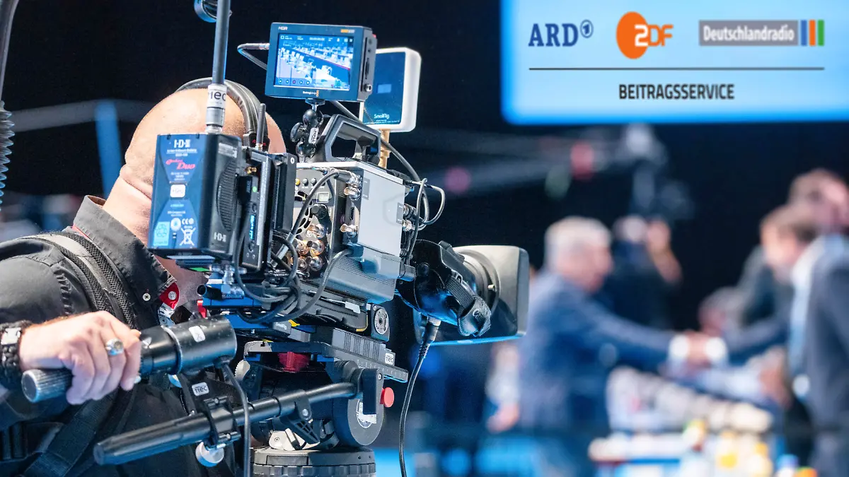 Logo der ARD, ZDF und Deutschland Radio der öffentlich-rechtlichen Sender im Hintergrund auf einem Bildschirm. Symbol für GEZ, Beitragsservice und Gebühren.