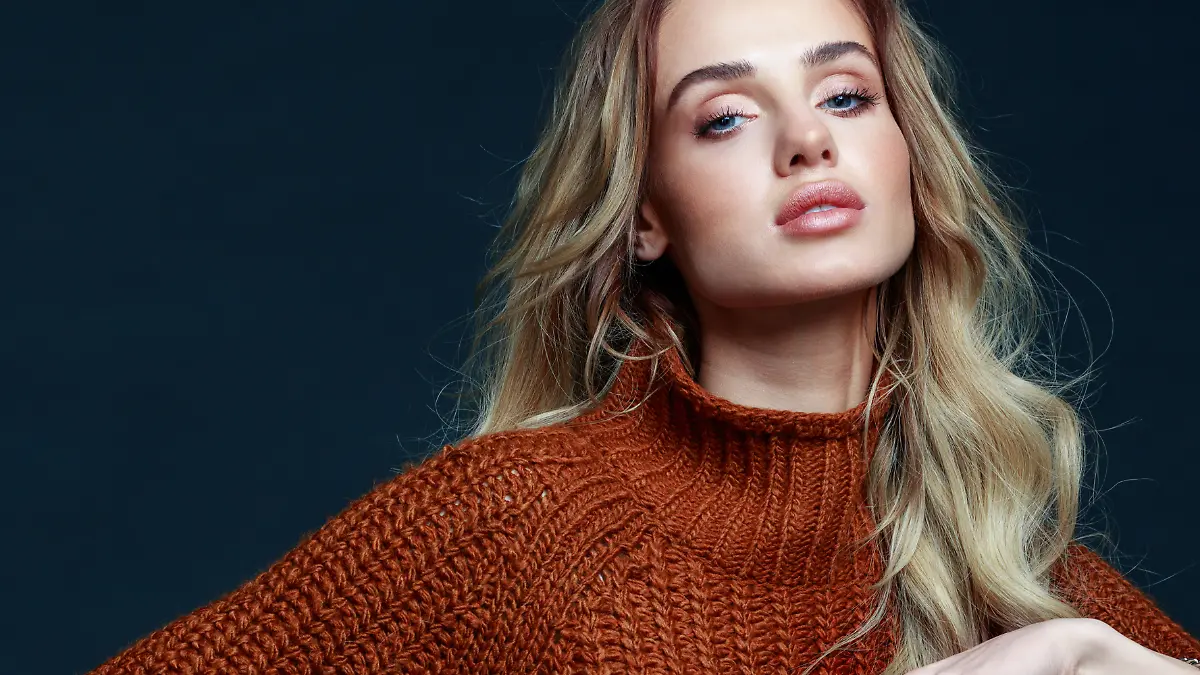 Frau trägt Strickpullover, der im Trend ist.