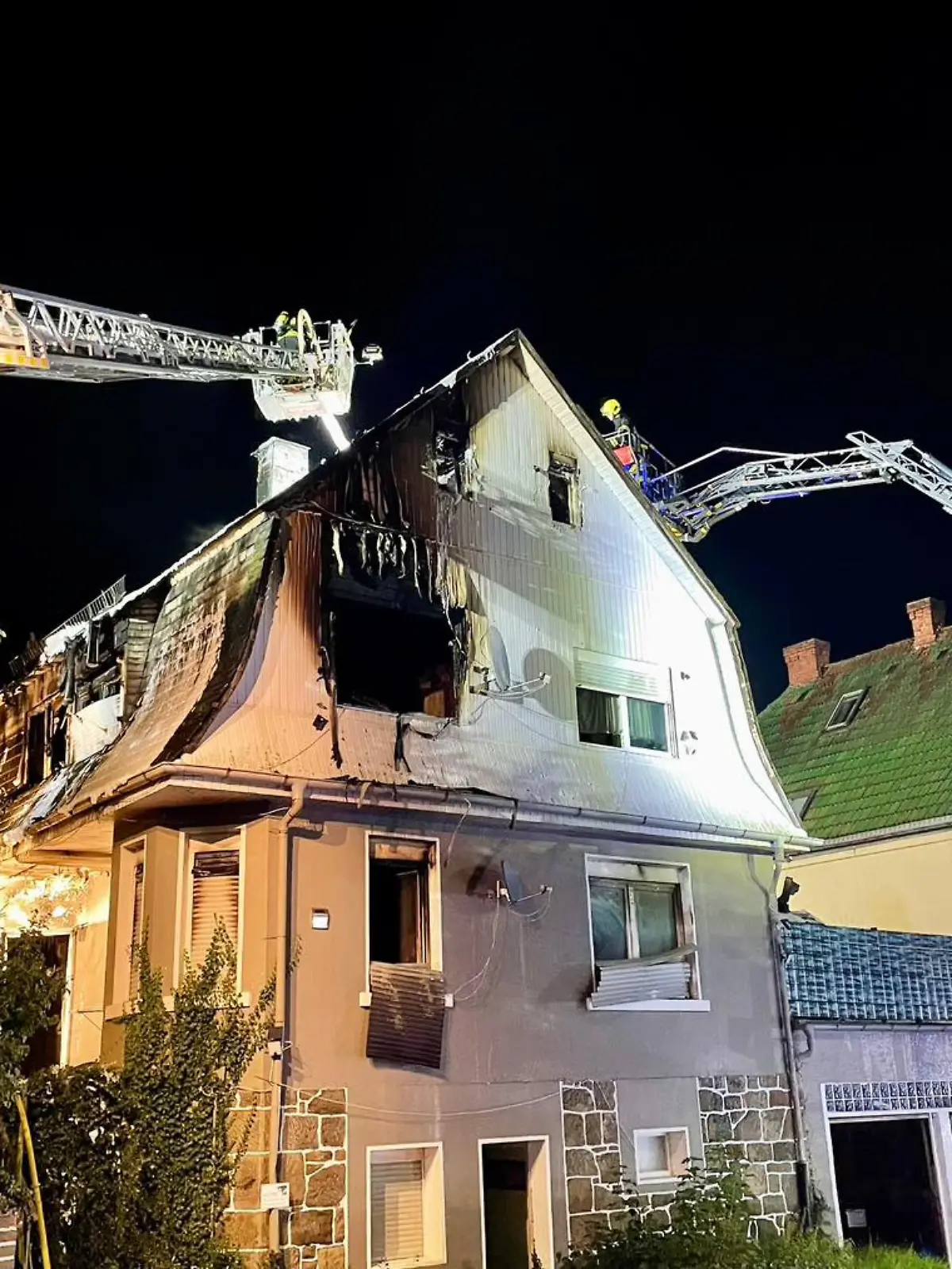 Bild zu: "Opa bei Hausbrand verloren! Eintracht-Fans starten rührende Aktion für Familie"