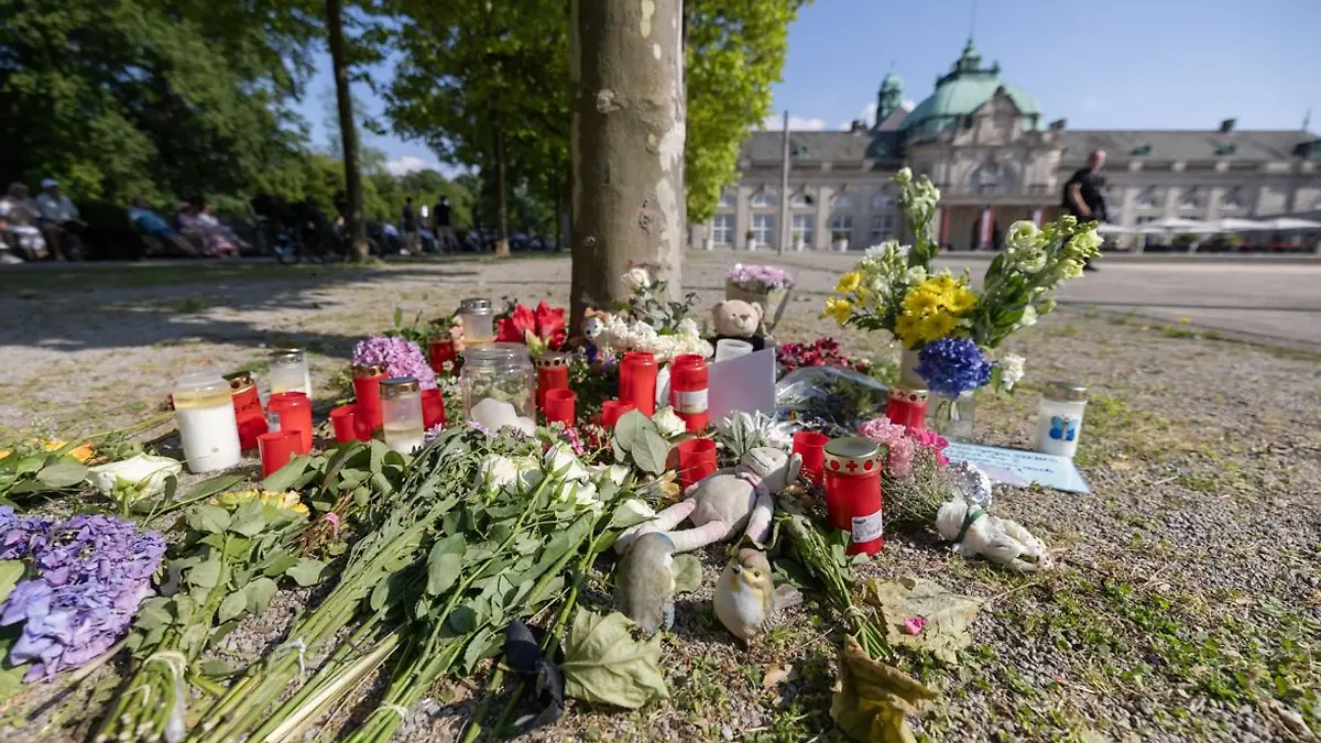 Blumen, Kerzen und handgeschriebene Trauerbekundungen stehen an einem Baum im Kurpark Bad Oeynhausen. Vor dem Landgericht Bielefeld beginnt jetzt der Prozess (Archivfoto).