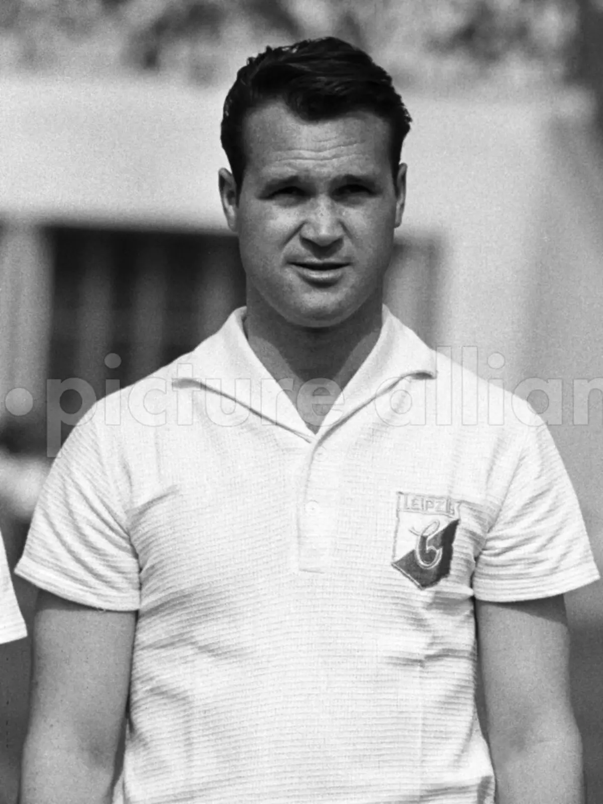 Der Leipziger Chemie-Stürmer Bernd Bauchspieß bei der Meisterehrung im Mai 1964 im Leipziger Zentralstadion. 
