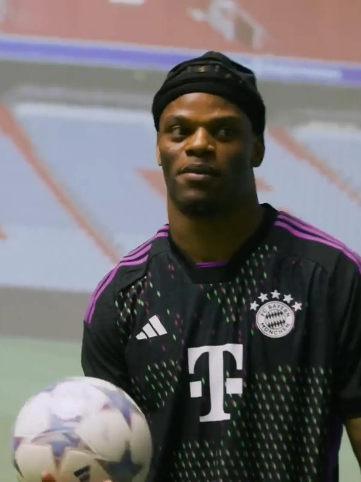 Bild zu: "Skill-Challenge beim FC-Bayern - So kickt Lamar Jackson!"
