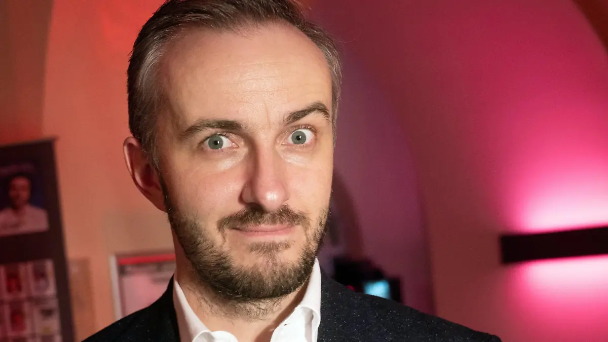 ARCHIV - 17.02.2020, Berlin: Jan Böhmermann, TV-Entertainer, und Gewinner des Preises für Unterhaltung, lächelt bei der Preisverleihung der «Journalistinnen und Journalisten des Jahres 2019». Wer die geheimen Dokumente der hessischen Verfassungsschützer zur rechtsextremen Terrorzelle NSU an die Öffentlichkeit durchgesteckt hat, ist noch unklar. Das Landeskriminalamt ermittelt. (zu dpa: "Geleakte NSU-Berichte: Keine Ermittlungen gegen Böhmermann") Foto: Christophe Gateau/dpa +++ dpa-Bildfunk +++
