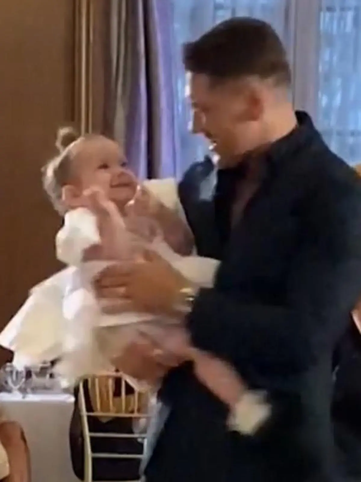 Bild zu: "Weil Mama nicht da ist! Bräutigam schenkt IHR ersten Tanz"