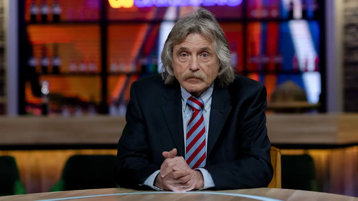 2022-01-10 22:29:19 HILVERSUM - Porträt des Moderators Johan Derksen. Gemeinsam mit Wilfred Genee und Rene van der Gijp hat sich das Trio von der Fußball-Talkshow Veronica Inside verabschiedet und präsentiert nun die neue TV-Sendung VI Today. ANP KIPPA SANDER KING