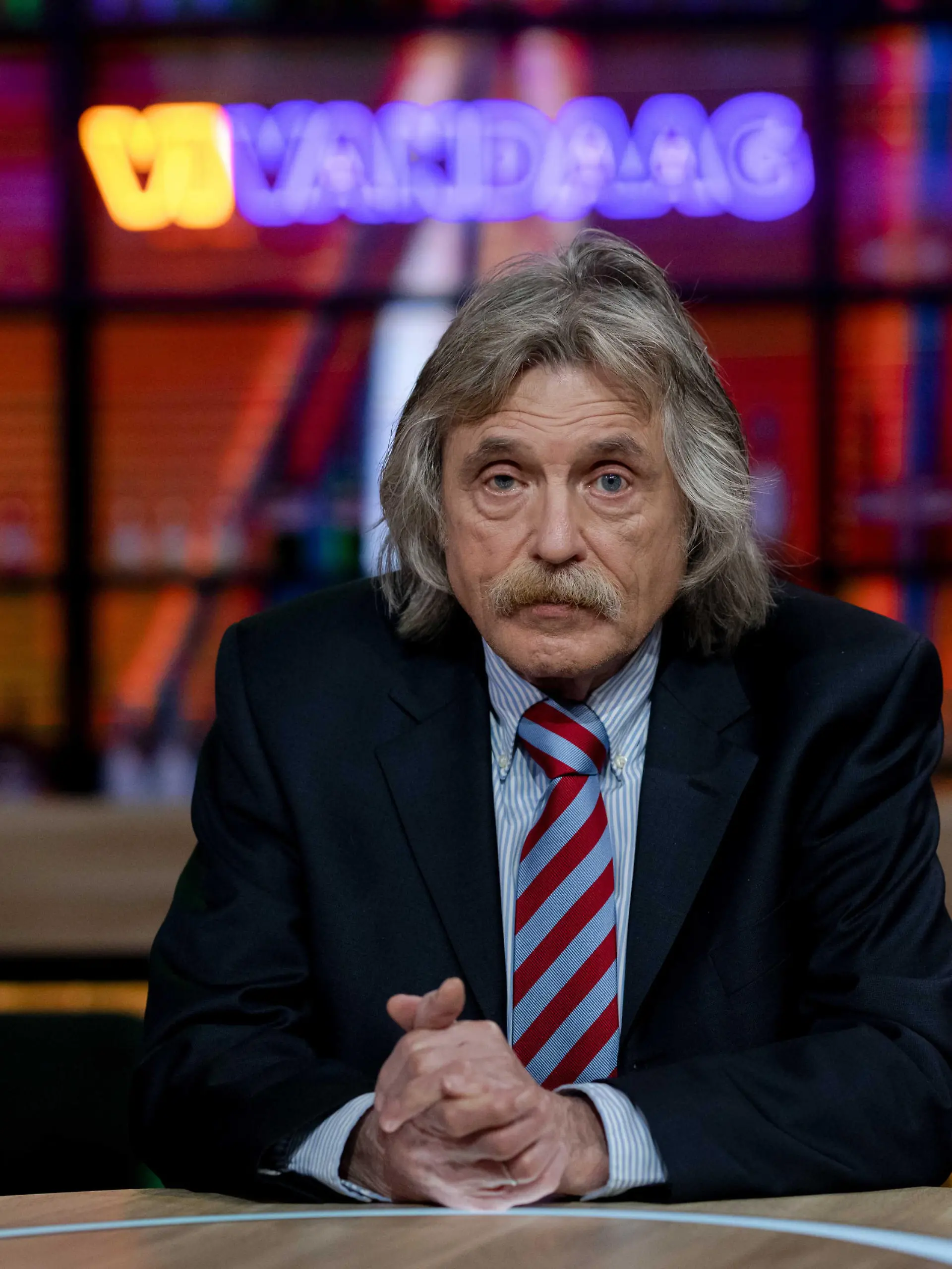 2022-01-10 22:29:19 HILVERSUM - Porträt des Moderators Johan Derksen. Gemeinsam mit Wilfred Genee und Rene van der Gijp hat sich das Trio von der Fußball-Talkshow Veronica Inside verabschiedet und präsentiert nun die neue TV-Sendung VI Today. ANP KIPPA SANDER KING