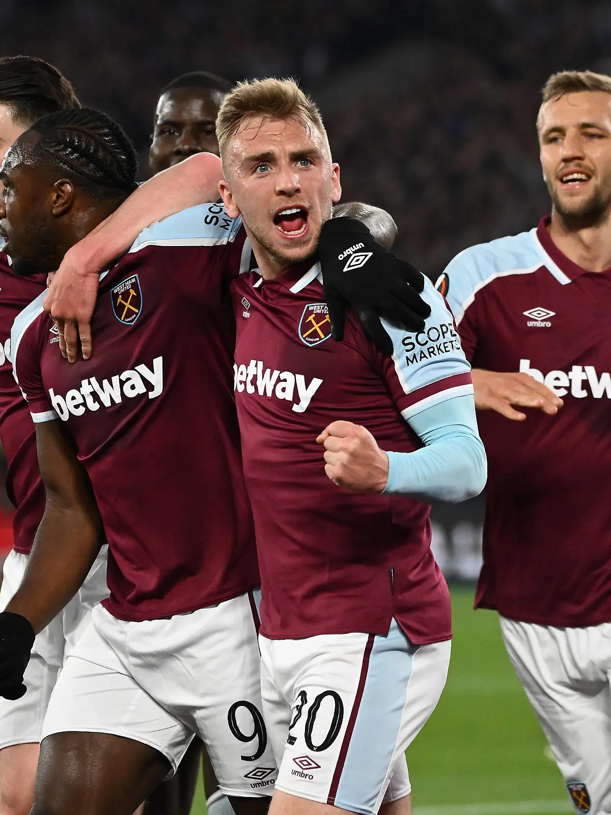  28.04.2022, xkvx, Fussball UEFA Europa League, West Ham United - Eintracht Frankfurt emspor, v.l. Declan Rice West Ham United, Kurt Zouma West Ham United, Tomas Soucek West Ham United, Jarrod Bowen West Ham United, celebrate the goal, Der Torjubel zum 1:1 DFL/DFB REGULATIONS PROHIBIT ANY USE OF PHOTOGRAPHS as IMAGE SEQUENCES and/or QUASI-VIDEO London *** 28 04 2022, xkvx, football UEFA Europa League, West Ham United Eintracht Frankfurt emspor, v l Declan Rice West Ham United , Kurt Zouma West Ham United , Tomas Soucek West Ham United , Jarrod Bowen West Ham United , celebrate the goal, The goal cheer to 1 1 DFL DFB REGULATIONS PROHIBIT ANY USE OF PHOTOGRAPHS as IMAGE SEQUENCES and or QUASI VIDEO London