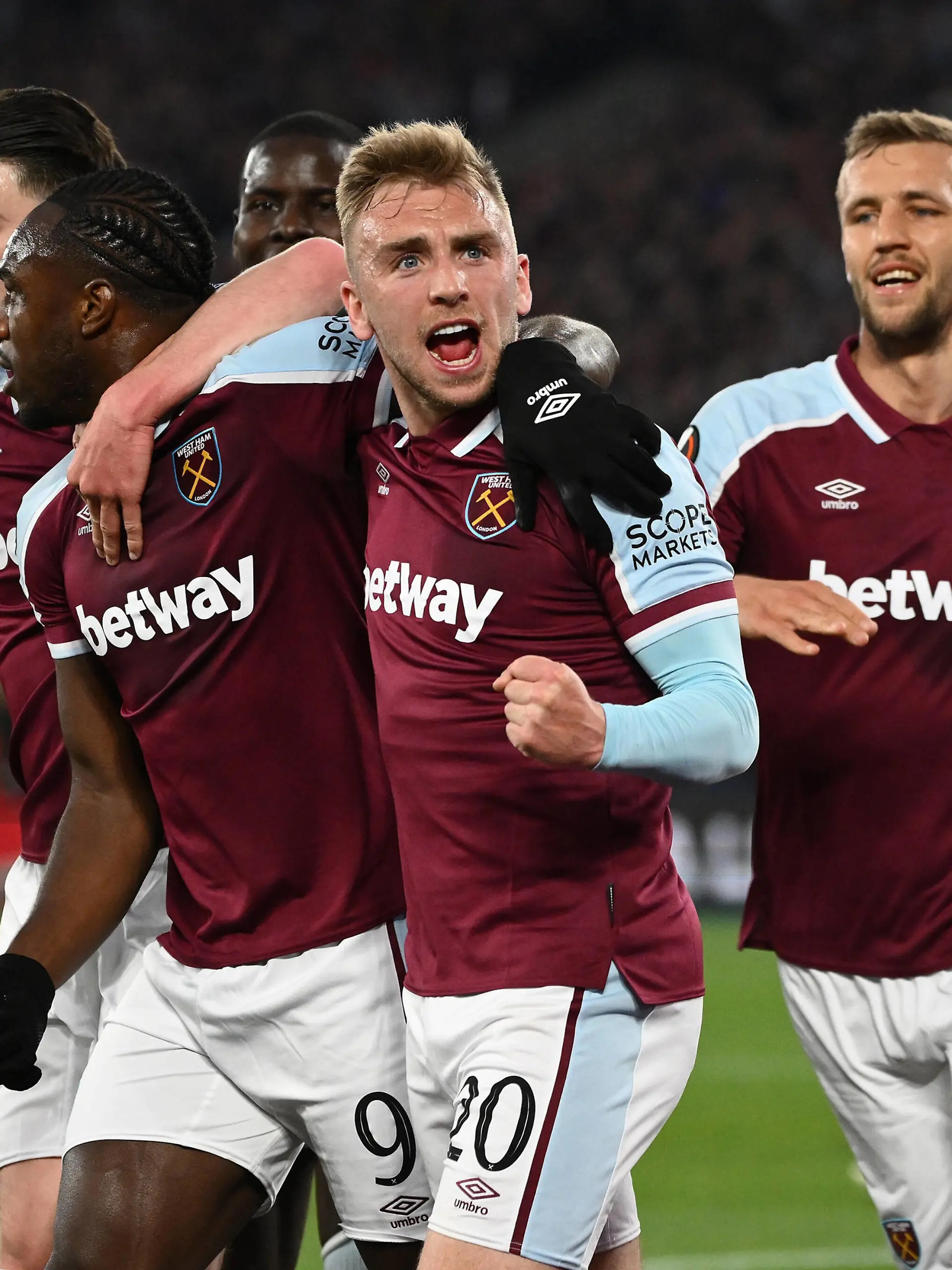  28.04.2022, xkvx, Fussball UEFA Europa League, West Ham United - Eintracht Frankfurt emspor, v.l. Declan Rice West Ham United, Kurt Zouma West Ham United, Tomas Soucek West Ham United, Jarrod Bowen West Ham United, celebrate the goal, Der Torjubel zum 1:1 DFL/DFB REGULATIONS PROHIBIT ANY USE OF PHOTOGRAPHS as IMAGE SEQUENCES and/or QUASI-VIDEO London *** 28 04 2022, xkvx, football UEFA Europa League, West Ham United Eintracht Frankfurt emspor, v l Declan Rice West Ham United , Kurt Zouma West Ham United , Tomas Soucek West Ham United , Jarrod Bowen West Ham United , celebrate the goal, The goal cheer to 1 1 DFL DFB REGULATIONS PROHIBIT ANY USE OF PHOTOGRAPHS as IMAGE SEQUENCES and or QUASI VIDEO London