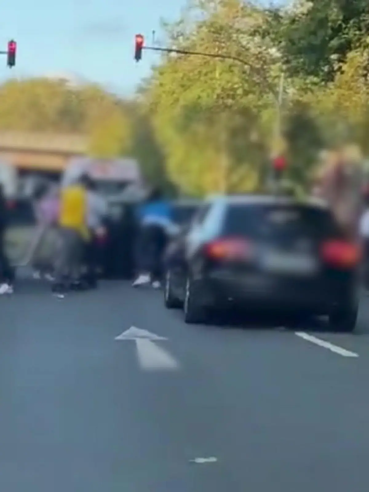 Bild zu: "Menschen schlagen auf Auto ein"