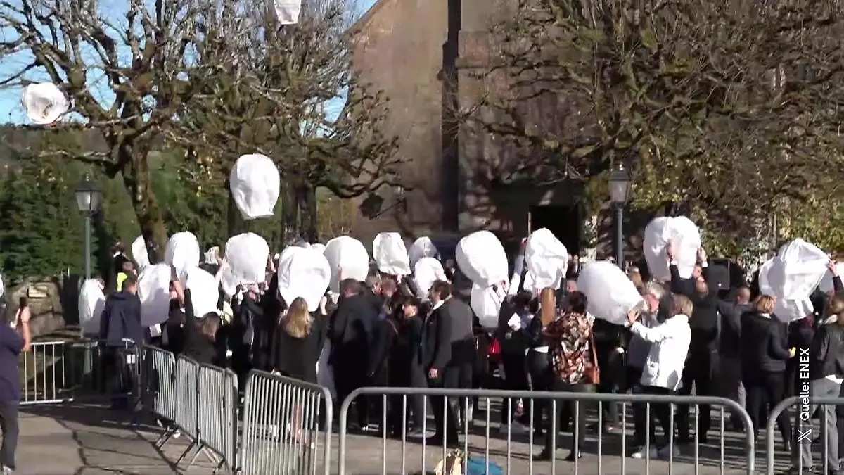 Linas Sarg wird bei einer Trauerfeier im Elsass aus der Kirche getragen