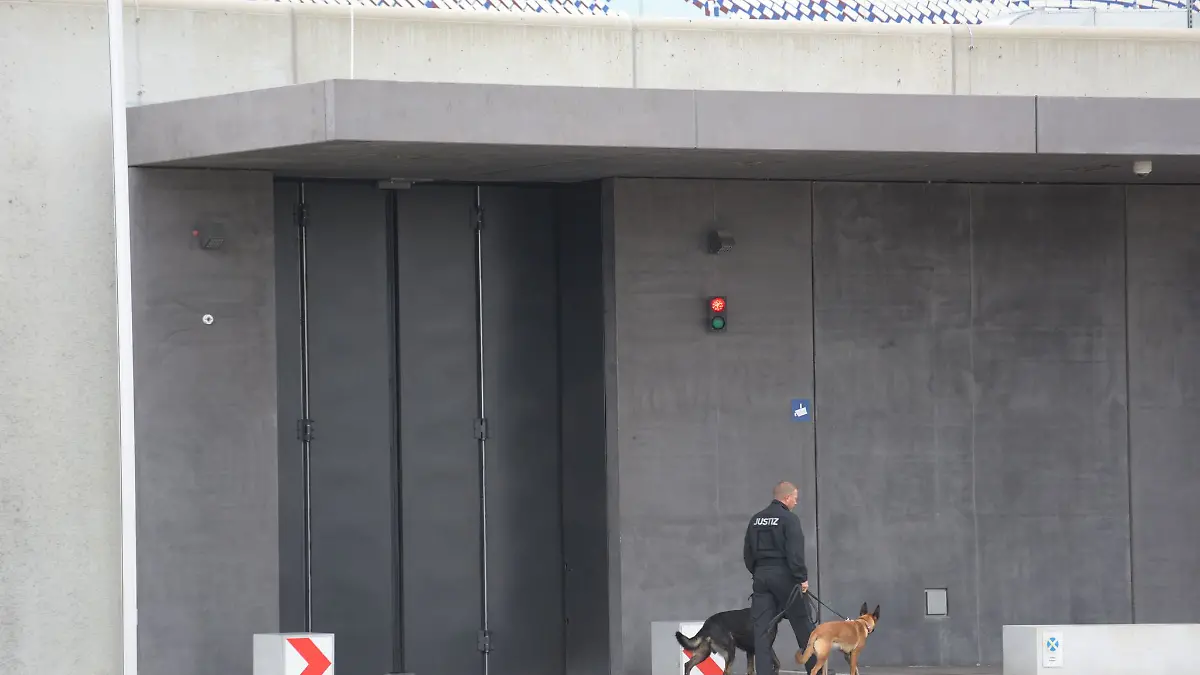 Justizangehöriger vor der JVA Augsburg-Gablingen. Hier hat es wegen eines möglichen Verdachts auf Körperverletzung im Amt einen Polizeieinsatz gegeben. (Archivbild)