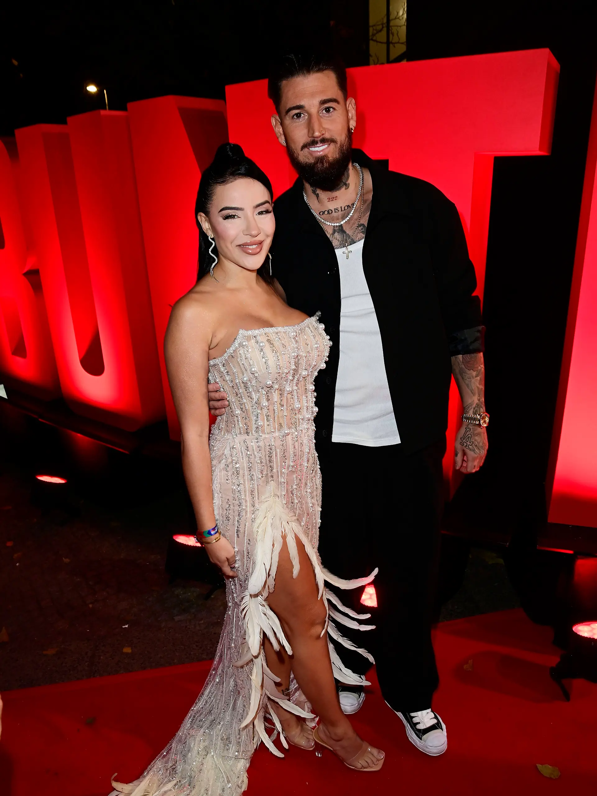 Bild zu: "Wie Leyla und Mike mit Kritik zu ihrer Verlobung umgehen"