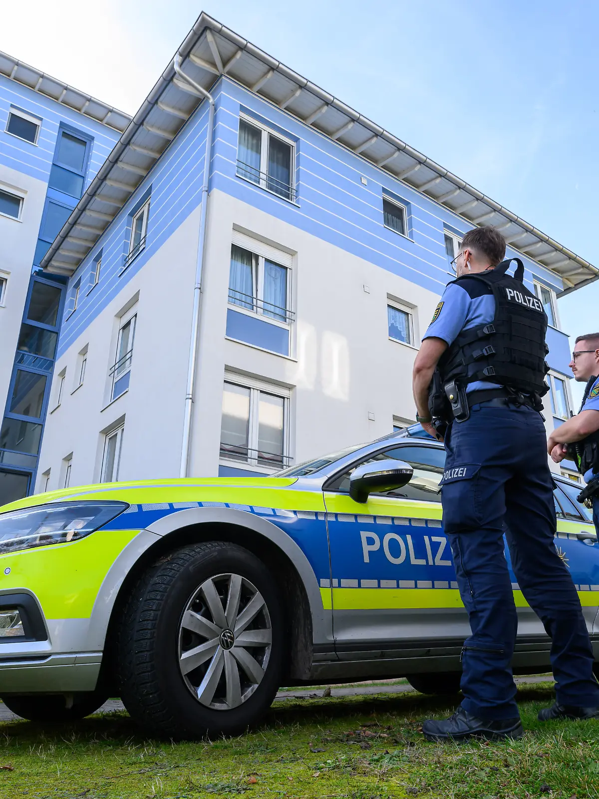 Die Polizei wurde am Freitagabend zu einem Mehrfamilienhaus im Leipziger Stadtteil Kleinzschocher gerufen.