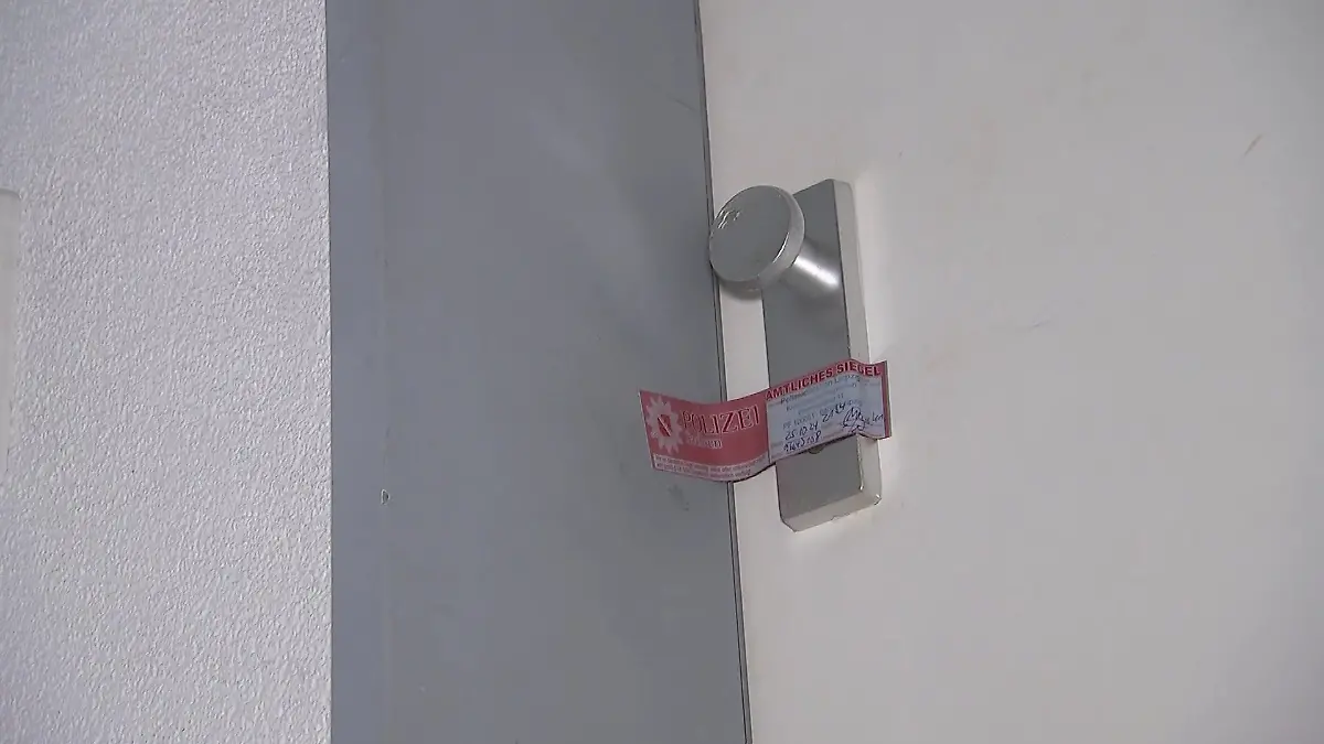 Die Wohnung im Erdgeschoss des Mehrfamilienhauses ist von der Polizei versiegelt.