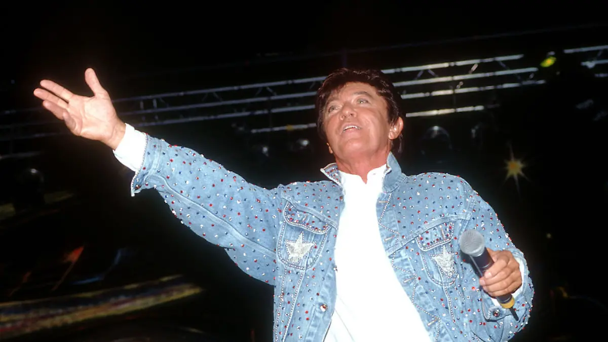 Rex Gildo bei der „Die Deutsche Schlager-Starparade”-Tournee am 23.02.1997 in Rastatt / Emmendingen. Er wirkt schwer gezeichnet.