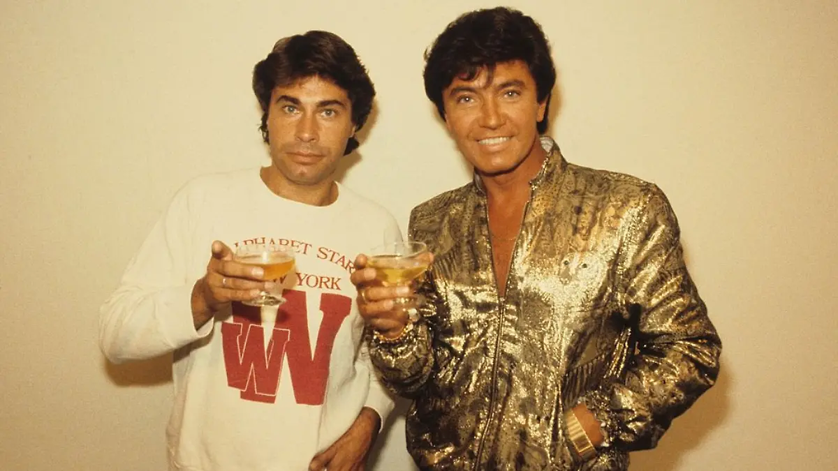 Roy Black stößt mit Rex Gildo bei der Veranstaltung „Deutsches Schlagerfestival” im holländischen Kerkrade am 01.09.1980 an.