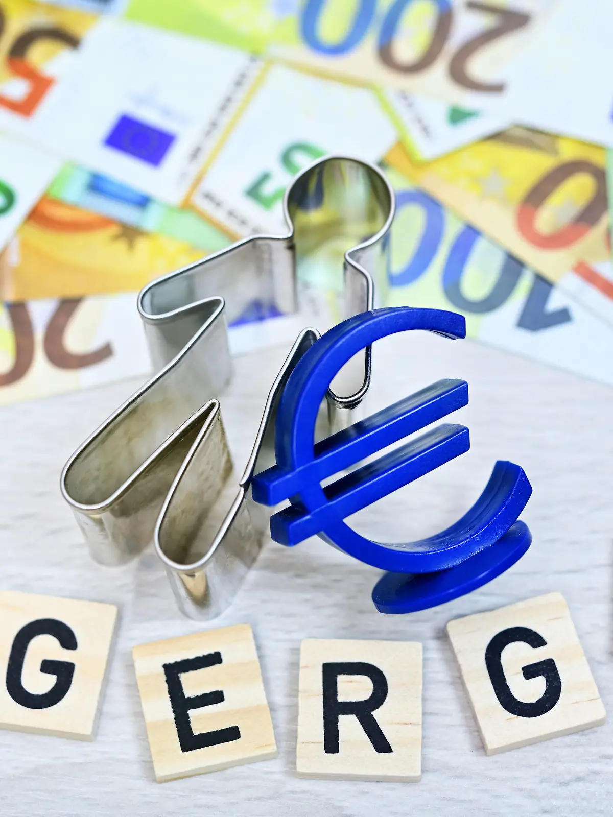 Figur mit Eurozeichen, Geldscheinen und dem Schriftzug Bürgergeld / action press