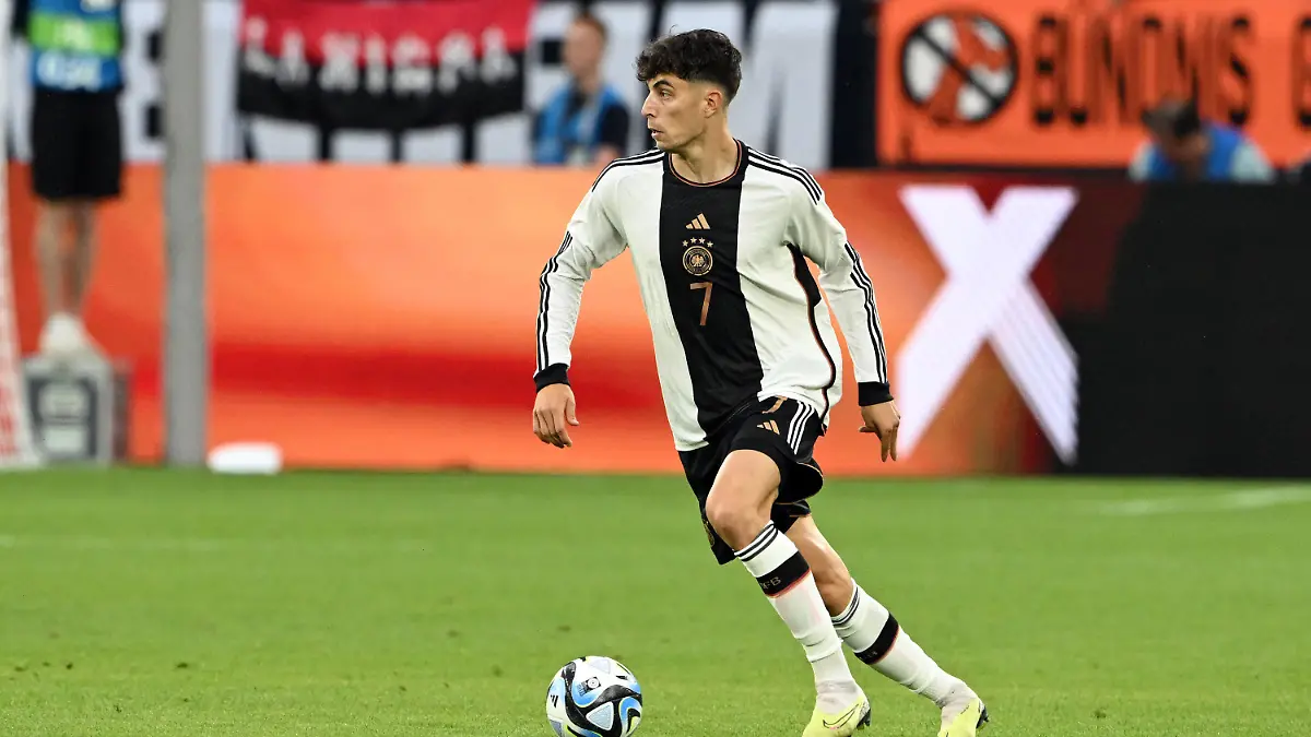 ARCHIV - 20.06.2023, Nordrhein-Westfalen, Gelsenkirchen: Fußball: Länderspiele, Deutschland - Kolumbien, in der Veltins Arena. Deutschlands Kai Havertz spielt den Ball. Havertz steht vor einem Wechsel zum FC Arsenal. Fußball-Nationalspieler Kai Havertz wechselt vom FC Chelsea zum FC Arsenal. Der 24-Jährige erhält beim englischen Vizemeister einen langfristigen Vertrag, wie der Londoner Club am Mittwochabend mitteilte. (Bildwiederholung mit aktualisierter Bildunterschrift) Foto: Federico Gambarini/dpa +++ dpa-Bildfunk +++