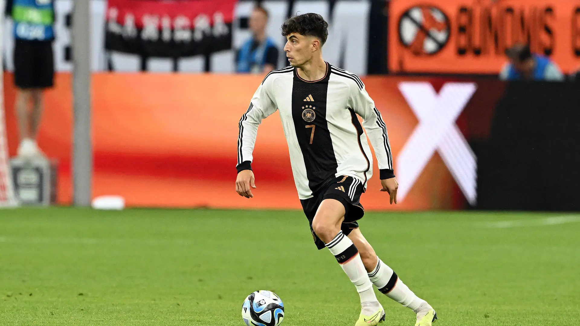 ARCHIV - 20.06.2023, Nordrhein-Westfalen, Gelsenkirchen: Fußball: Länderspiele, Deutschland - Kolumbien, in der Veltins Arena. Deutschlands Kai Havertz spielt den Ball. Havertz steht vor einem Wechsel zum FC Arsenal. Fußball-Nationalspieler Kai Havertz wechselt vom FC Chelsea zum FC Arsenal. Der 24-Jährige erhält beim englischen Vizemeister einen langfristigen Vertrag, wie der Londoner Club am Mittwochabend mitteilte. (Bildwiederholung mit aktualisierter Bildunterschrift) Foto: Federico Gambarini/dpa +++ dpa-Bildfunk +++