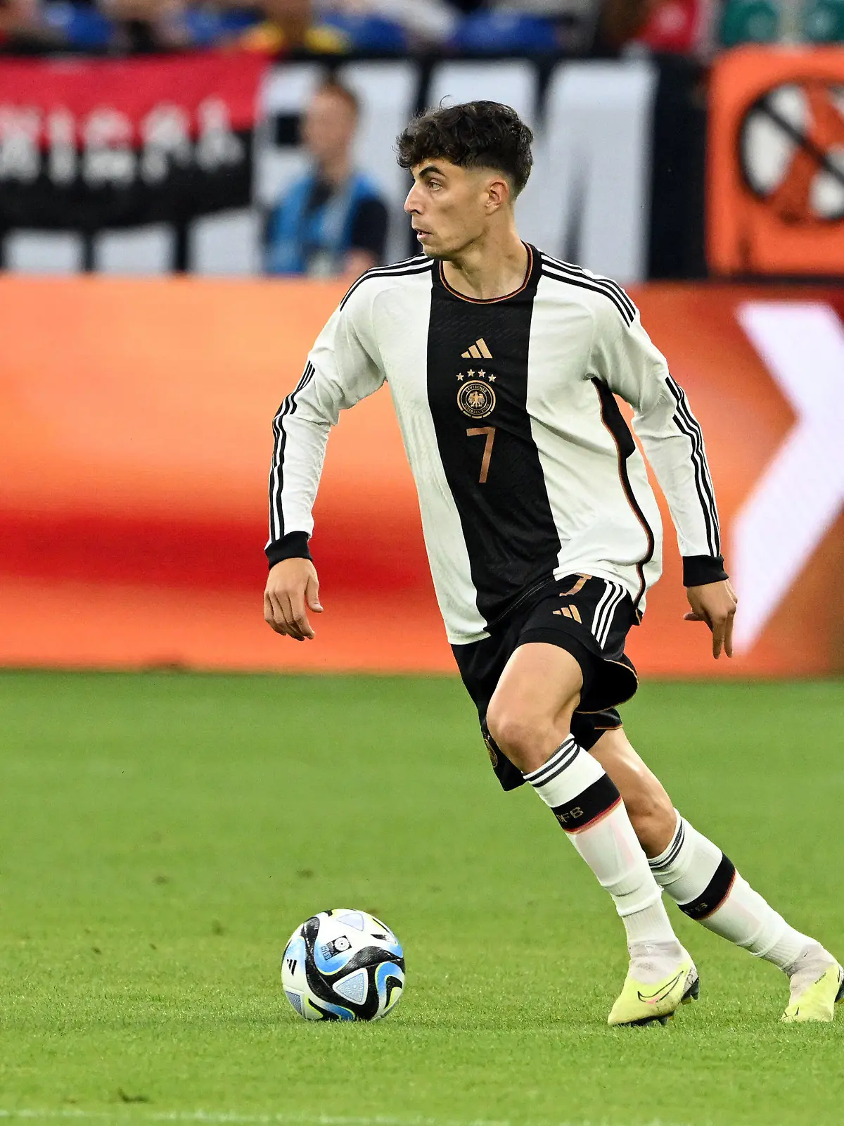 ARCHIV - 20.06.2023, Nordrhein-Westfalen, Gelsenkirchen: Fußball: Länderspiele, Deutschland - Kolumbien, in der Veltins Arena. Deutschlands Kai Havertz spielt den Ball. Havertz steht vor einem Wechsel zum FC Arsenal. Fußball-Nationalspieler Kai Havertz wechselt vom FC Chelsea zum FC Arsenal. Der 24-Jährige erhält beim englischen Vizemeister einen langfristigen Vertrag, wie der Londoner Club am Mittwochabend mitteilte. (Bildwiederholung mit aktualisierter Bildunterschrift) Foto: Federico Gambarini/dpa +++ dpa-Bildfunk +++