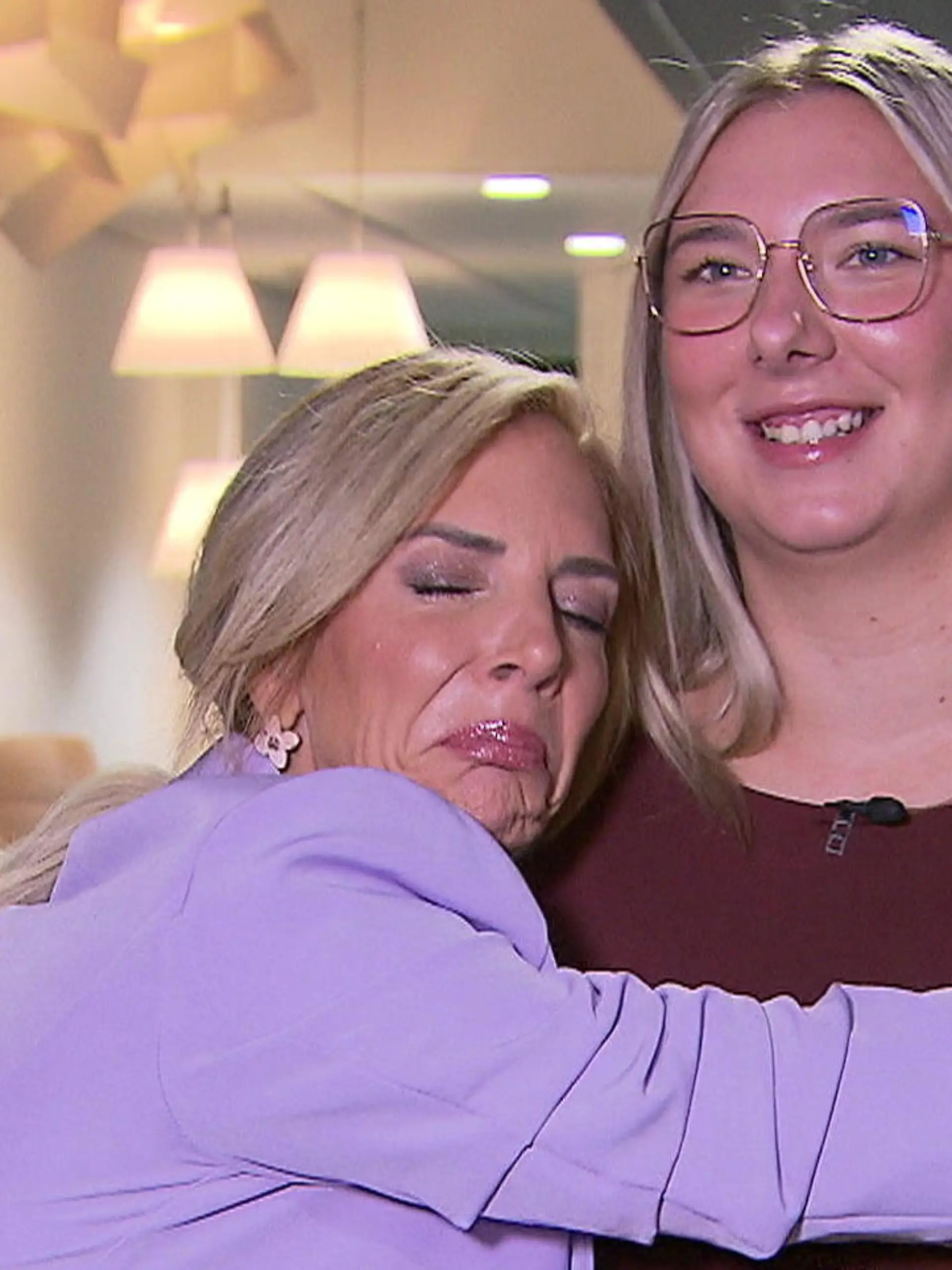 Danni Büchner umarmt ihre Tochter Joelina Karabas. 