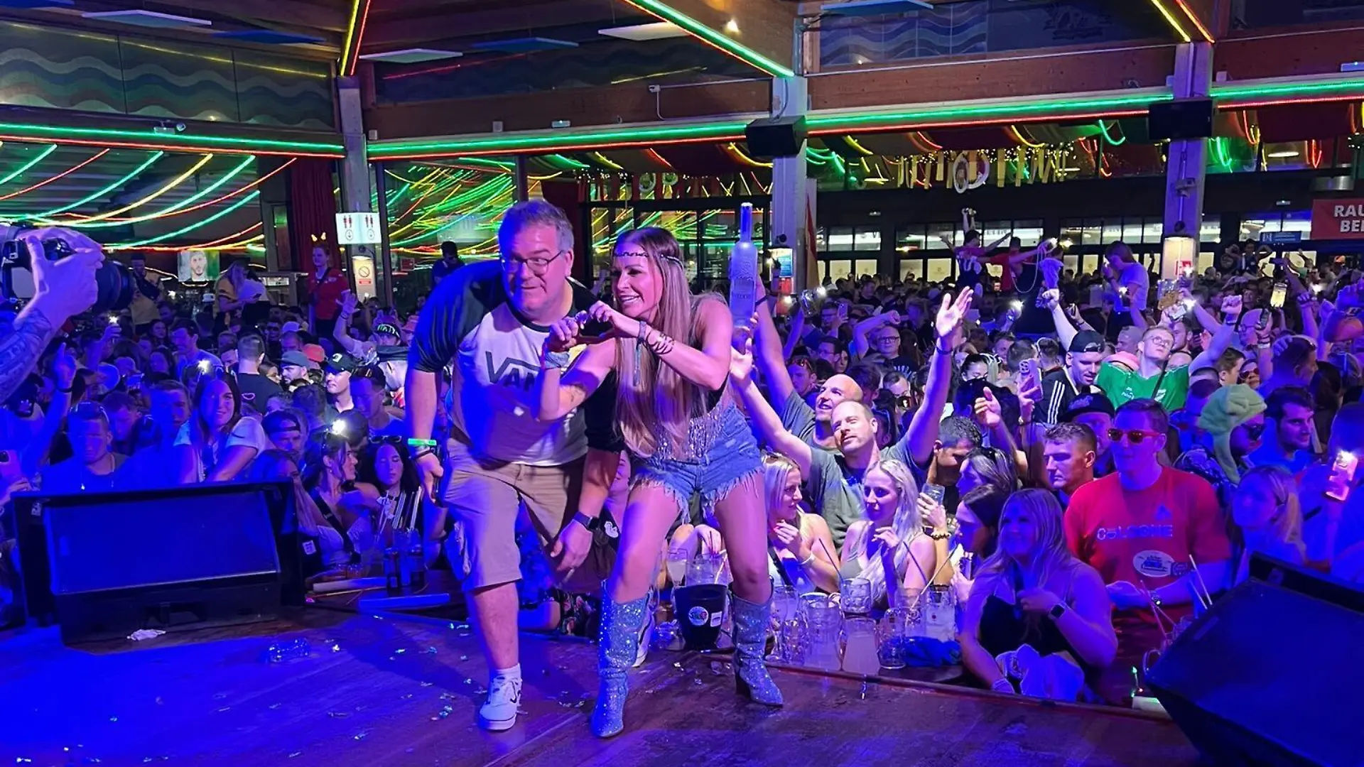 Elton gemeinsam mit Marry im Bierkönig auf der Bühne. 