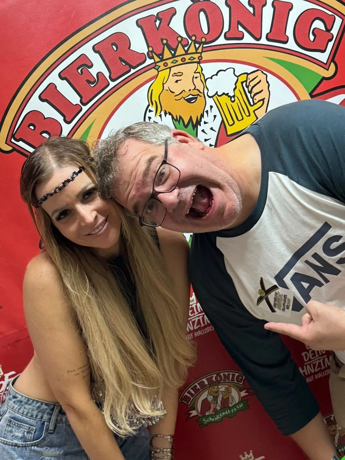 Ballermann-Star Marry bekommt im Bierkönig Unterstützung von ihrem langjährigen Freund Elton. 