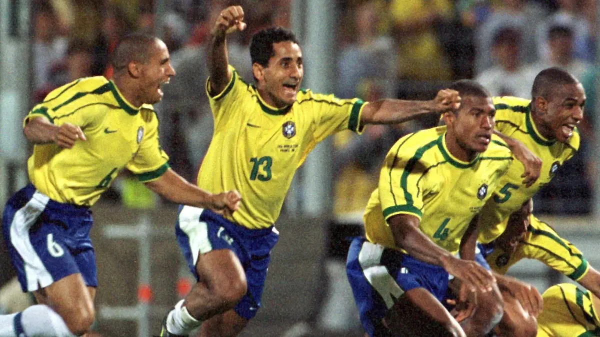 Fußball-Weltmeisterschaft 1998: Die brasilianischen Spieler Roberto Carlos, Ze Carlos, Junior Baiano, Cesar Sampaio (v.l.) rennen aus dem Mittelkreis jubelnd los: die Entscheidung im Elfmeterschießen gegen die Niederlande ist mit 4:2 zu ihren Gunsten gefallen. Brasilien zieht ins Finale ein.