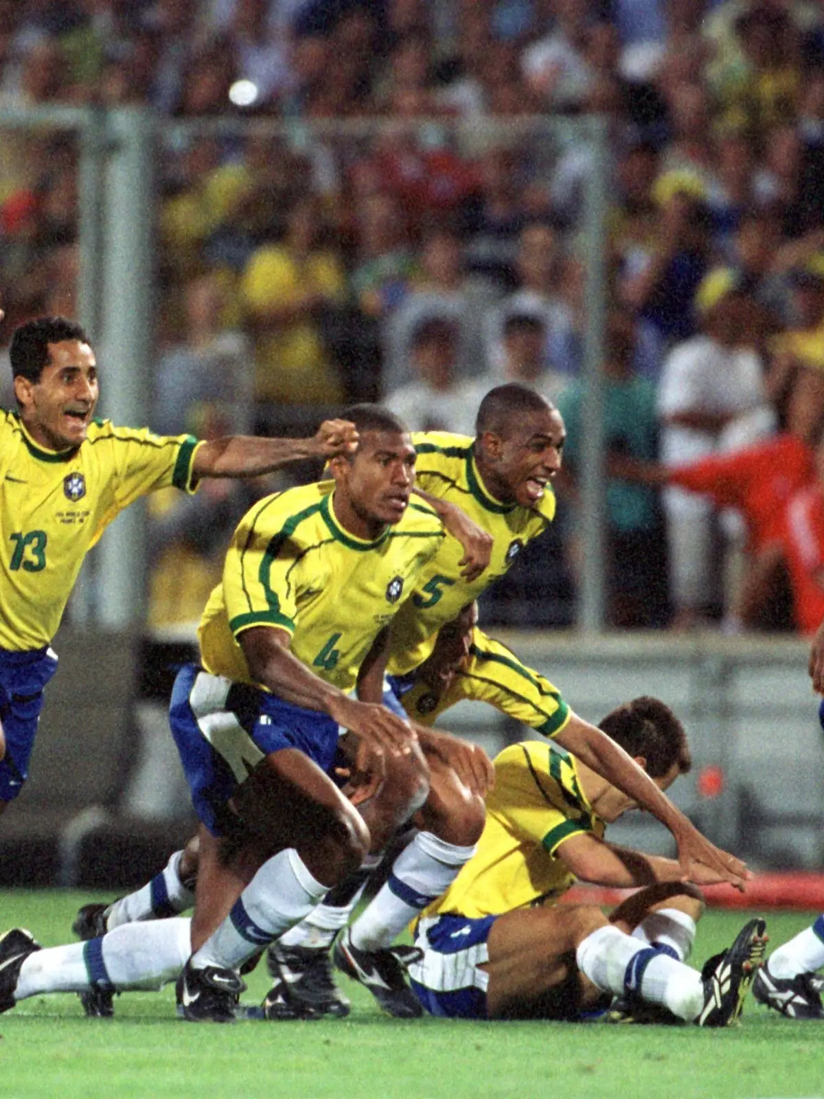 Fußball-Weltmeisterschaft 1998: Die brasilianischen Spieler Roberto Carlos, Ze Carlos, Junior Baiano, Cesar Sampaio (v.l.) rennen aus dem Mittelkreis jubelnd los: die Entscheidung im Elfmeterschießen gegen die Niederlande ist mit 4:2 zu ihren Gunsten gefallen. Brasilien zieht ins Finale ein.