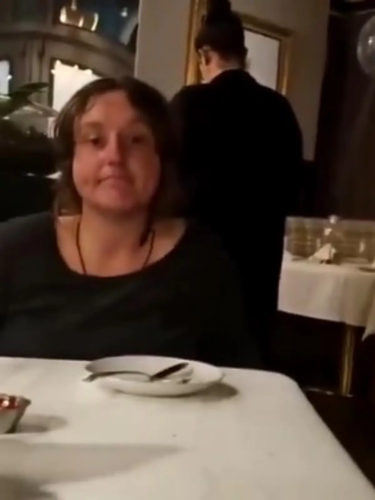 Bild zu: "Influencer lädt Obdachlose zum Essen ein – als die Rechnung kommt, haut er ab"