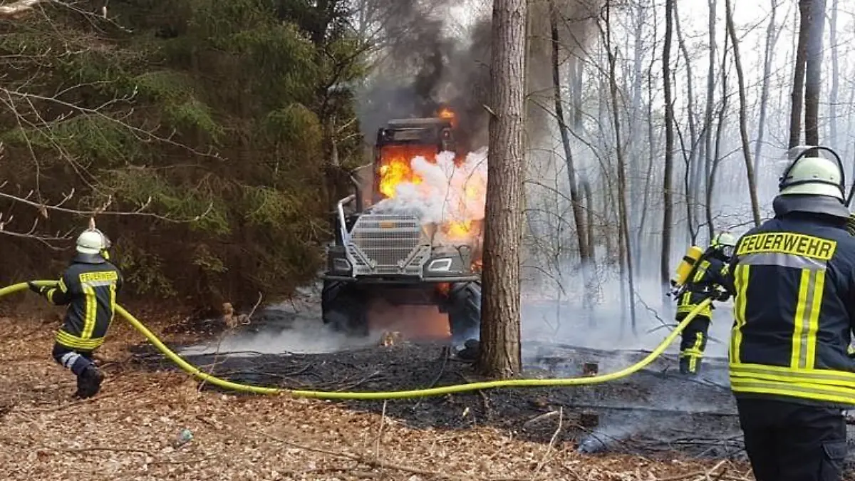 Beim Eintreffen der Feuerwehr stand die Maschine bereits im Vollbrand/Quelle: Feuerwehr