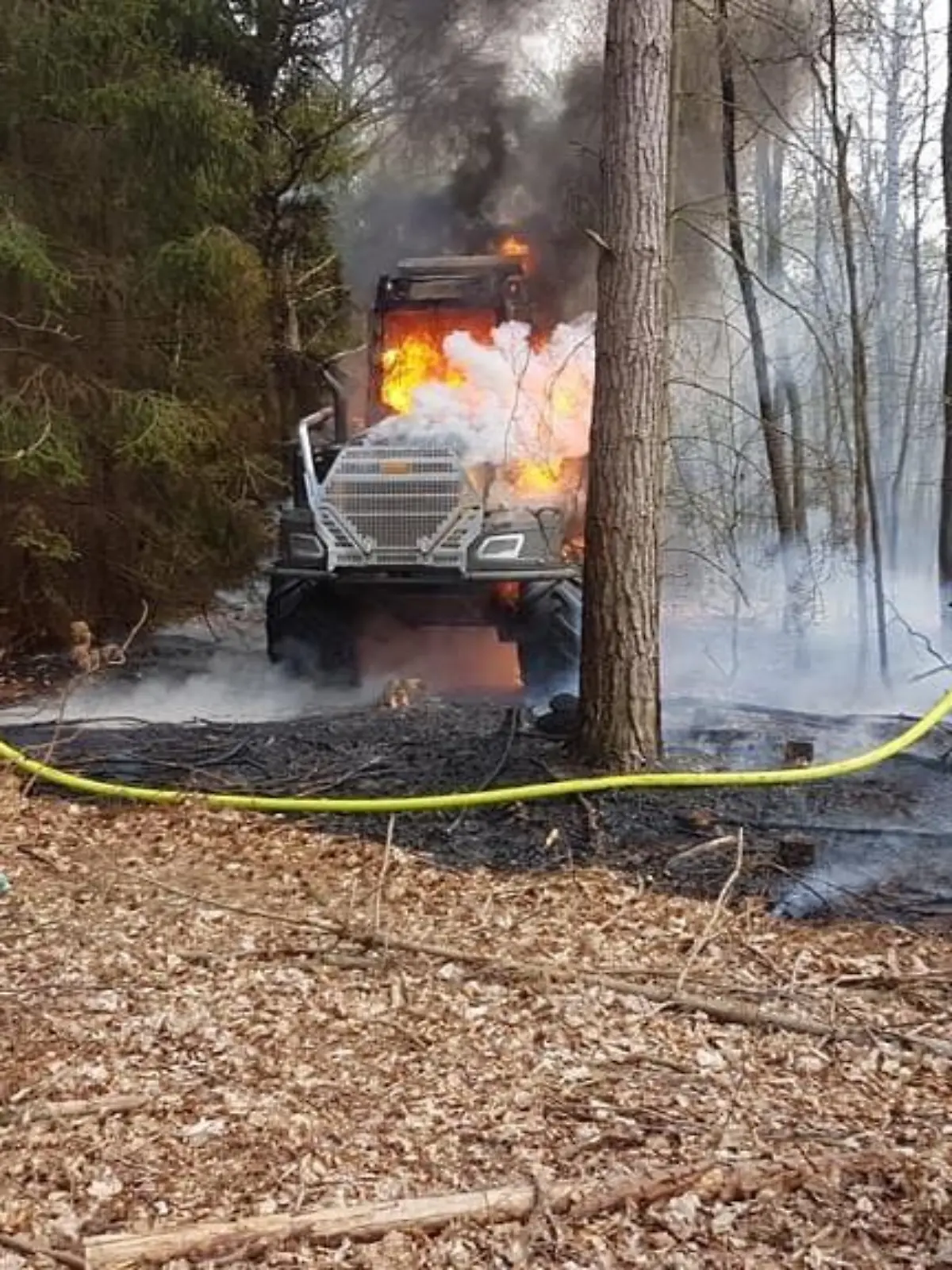 Beim Eintreffen der Feuerwehr stand die Maschine bereits im Vollbrand/Quelle: Feuerwehr