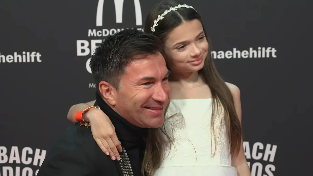 Sophia darf Mama Daniela und Papa Lucas begleiten Premiere auf dem roten Teppich