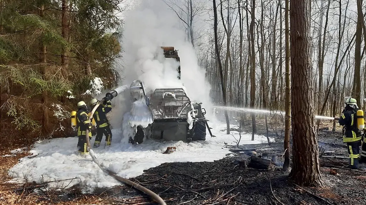 Mit Wasser und Schaum bekamen die Feuerwehrleute den Brand zügig unter Kontrolle und verhinderten einen größeren Waldbrand/Quelle: Feuerwehr