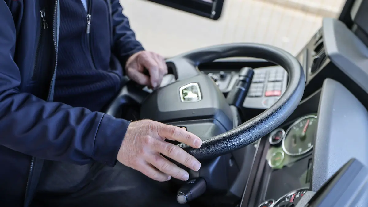 Laut Hochrechnungen des Verbands Nordrhein-Westfälischer Omnibusunternehmen (NWO) fehlen bis Ende 2030 in den privaten Busbetrieben in NRW mindestens 7.800 neue Busfahrer. (Symbolbild)