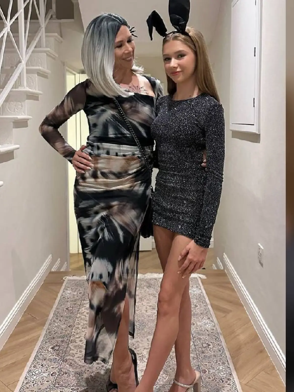 Tanja Szewczenko und ihre 13-jährige Tochter Jona in Halloween-Kostümen. 
