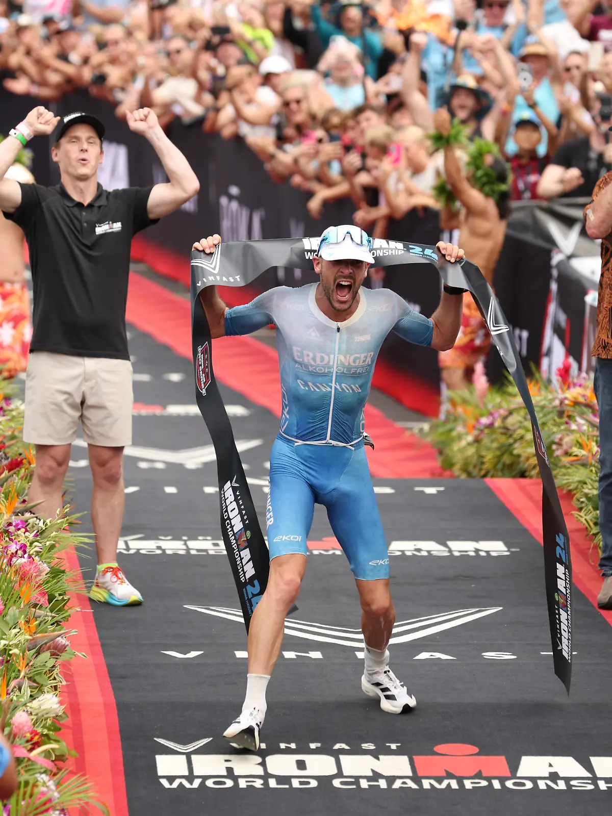 Patrick Lange feiert nach dem Zieleinlauf seinen dritten Sieg beim Ironman auf Hawaii.