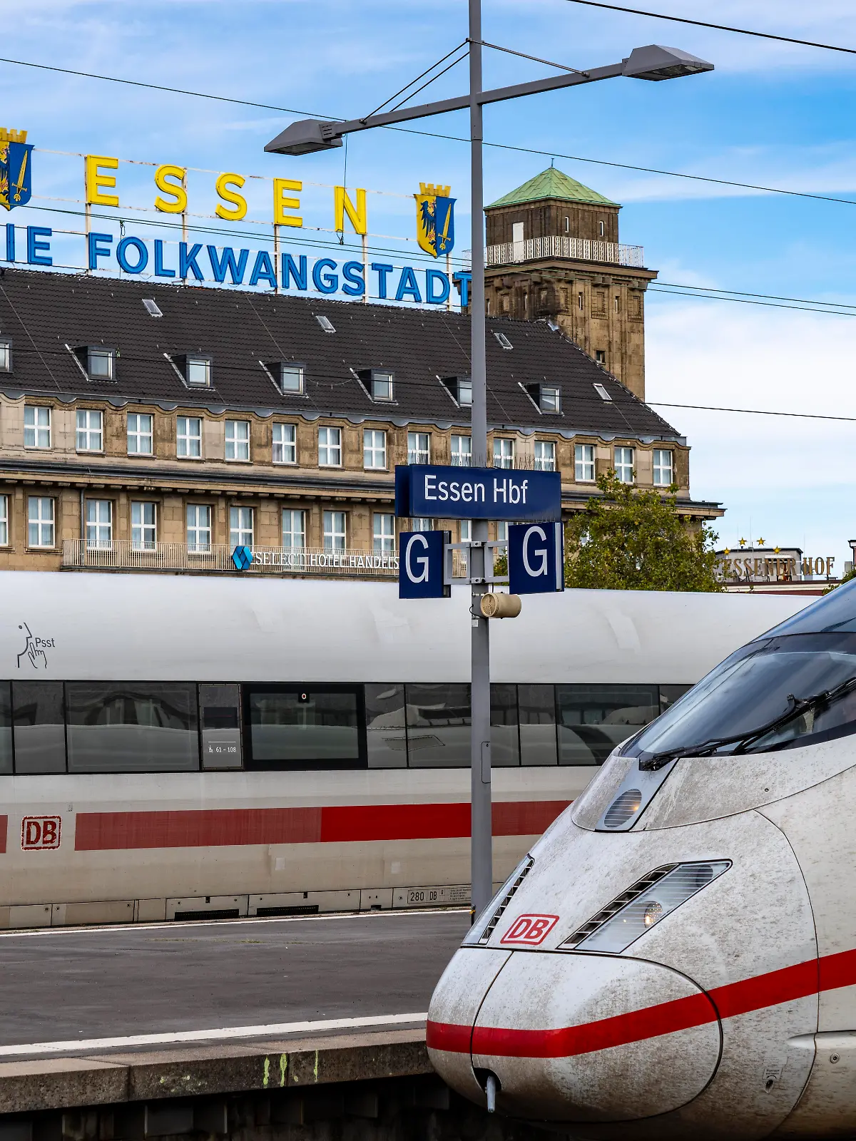 Bild zu: "Sturz zwischen Bahnsteigkante und Zug: Mann schwer verletzt"