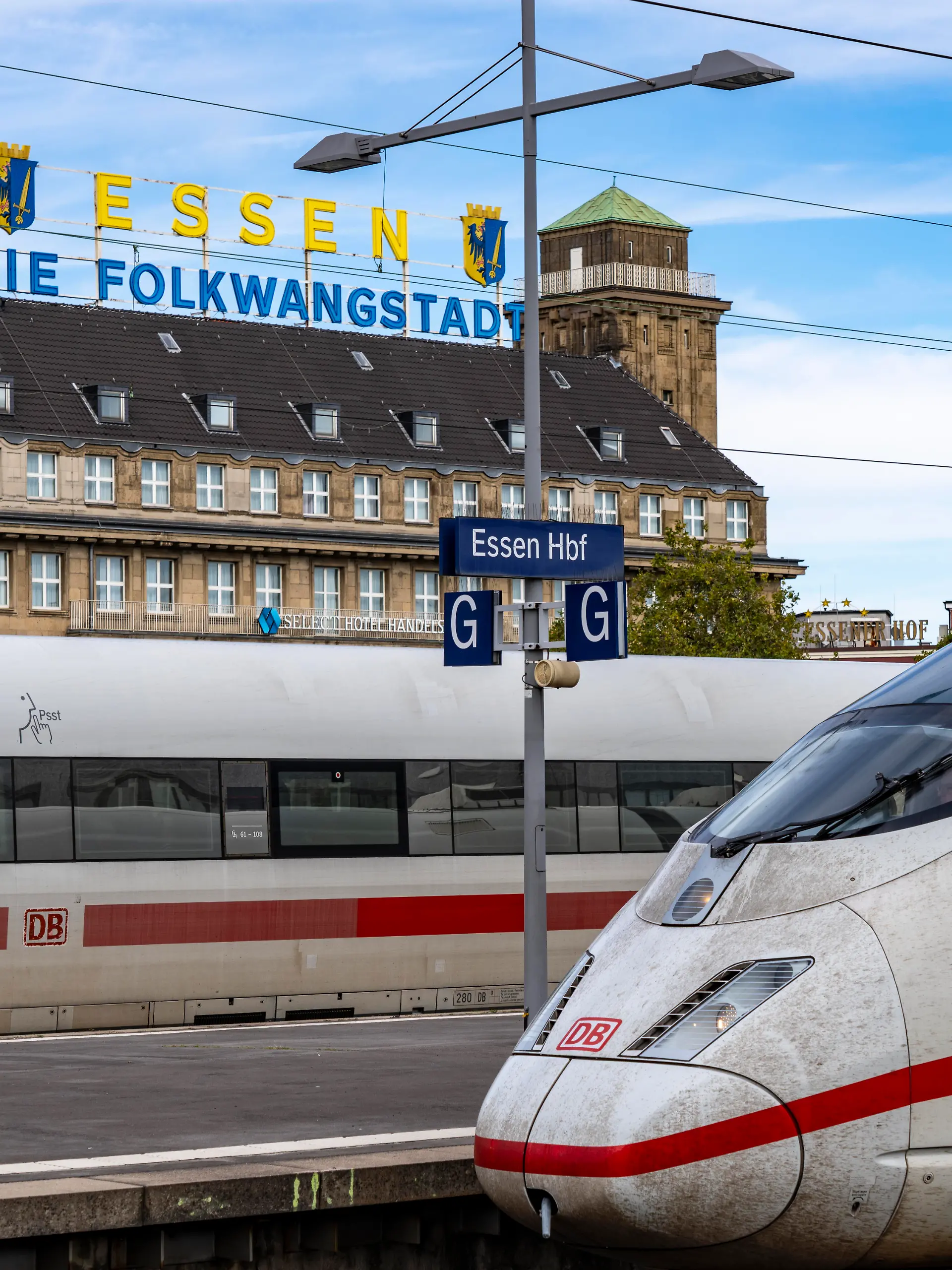 Bild zu: "Sturz zwischen Bahnsteigkante und Zug: Mann schwer verletzt"