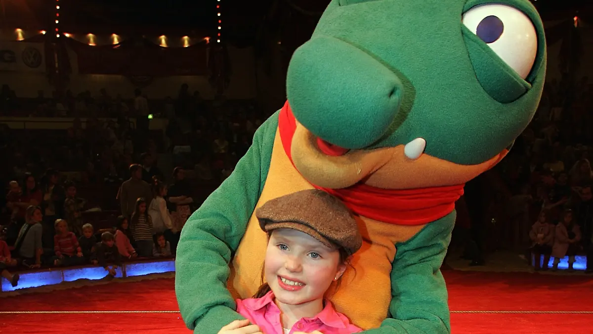 Nachwuchs-Sängerin Joy Gruttmann („Schnappi”) posiert am Sonntag (11.12.2005) während der Wintergala des Zirkus LILALU im Cirkus Krone in München mit dem „Krokodil”.
