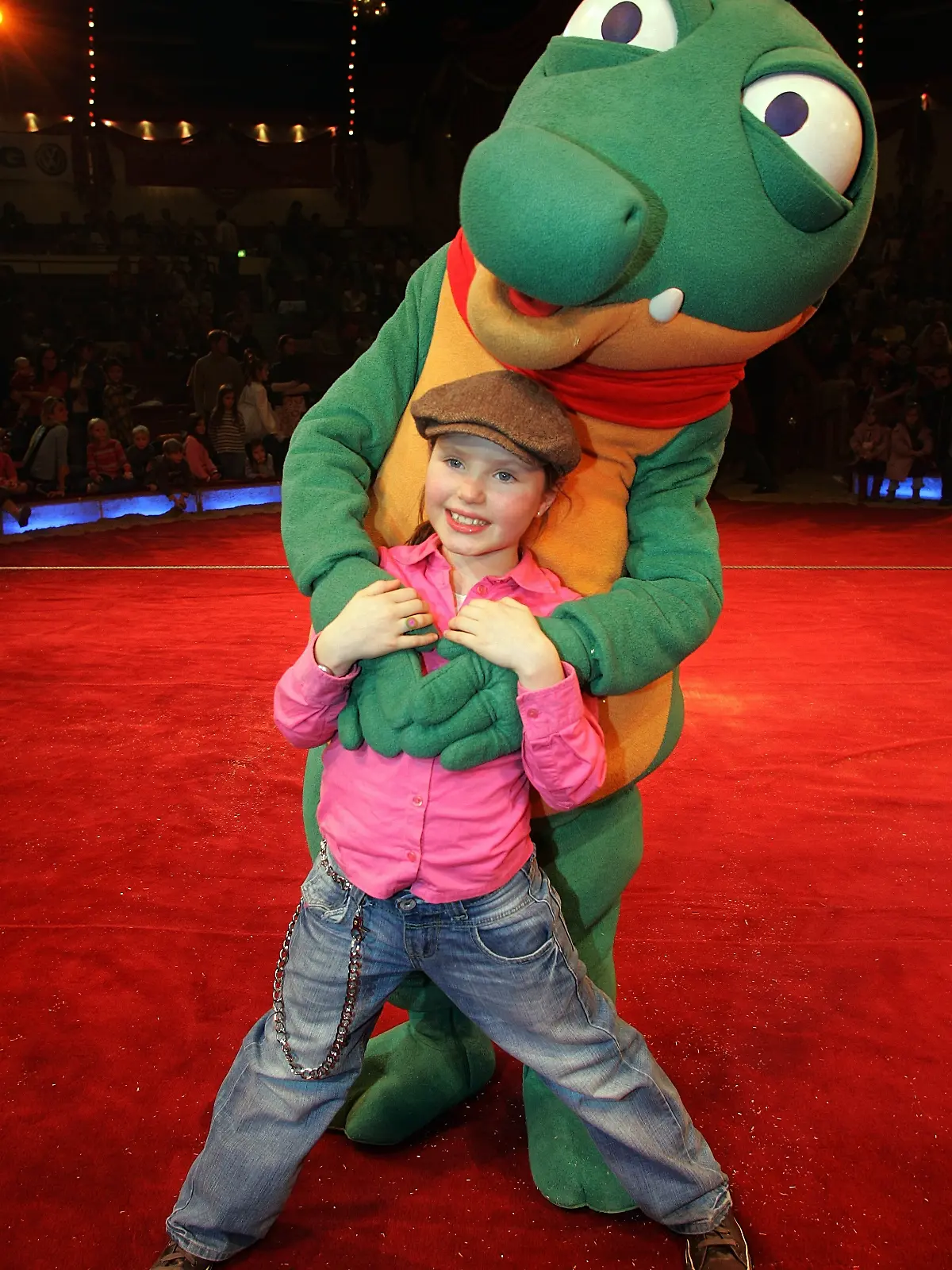 Nachwuchs-Sängerin Joy Gruttmann („Schnappi”) posiert am Sonntag (11.12.2005) während der Wintergala des Zirkus LILALU im Cirkus Krone in München mit dem „Krokodil”.