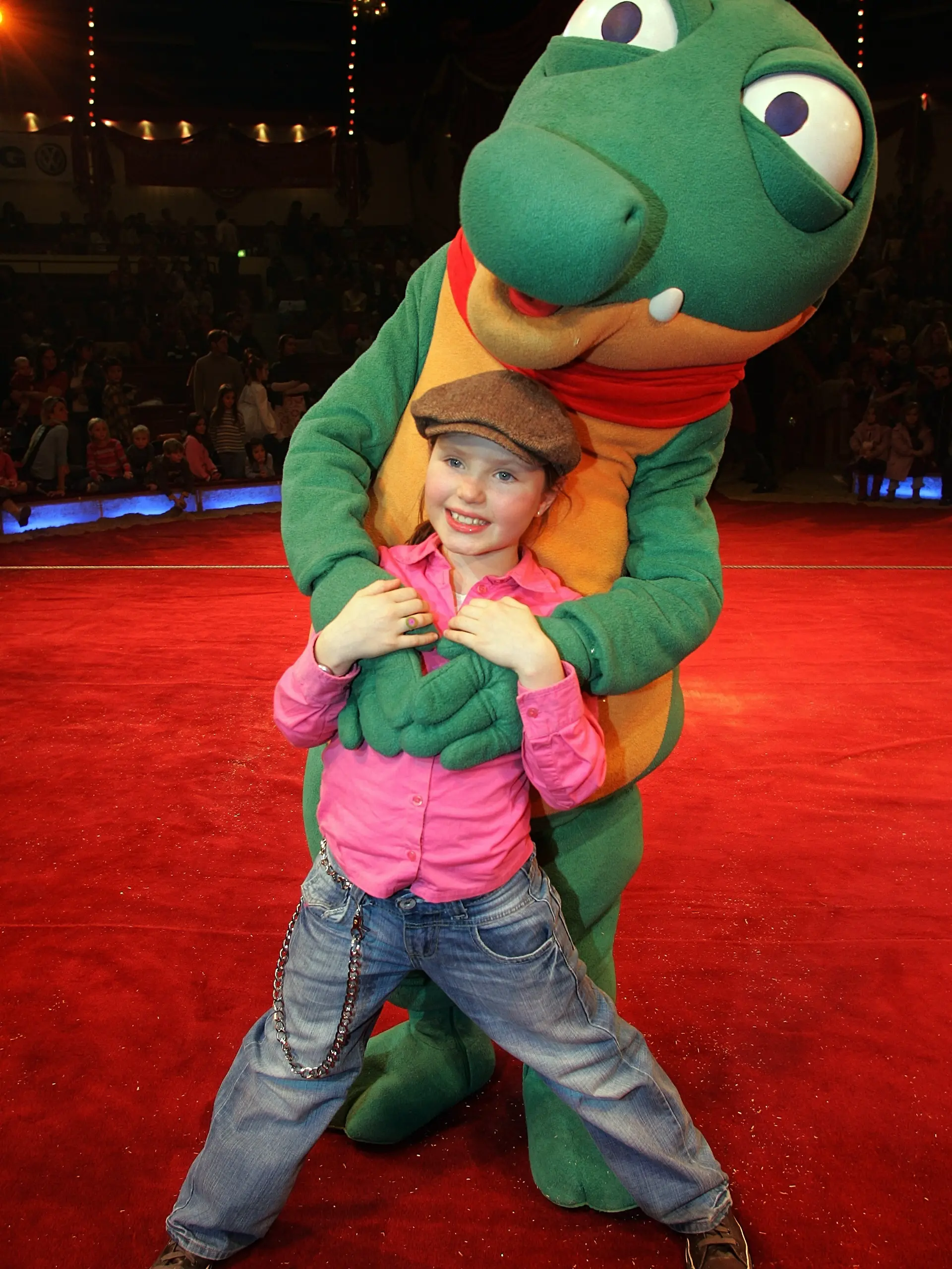 Nachwuchs-Sängerin Joy Gruttmann („Schnappi”) posiert am Sonntag (11.12.2005) während der Wintergala des Zirkus LILALU im Cirkus Krone in München mit dem „Krokodil”.