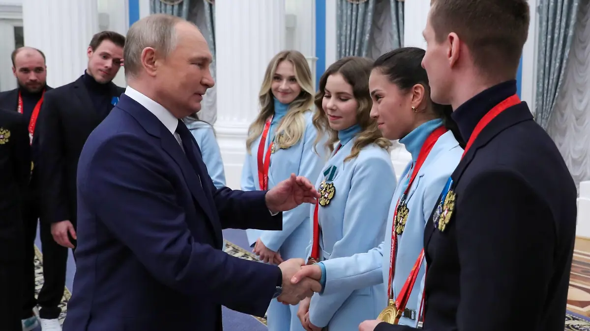 Russia Putin Olympic Medalists 8176114 26.04.2022 Russian President Vladimir Putin greets Russia s athletes - gold medalists of the 2022 Beijing Olympic Winter games, Winterspiele,Spiele, Summer games during a state awards ceremony at the Kremlin in Moscow, Russia. Mikhail Klimentyev / Sputnik Moscow Russia PUBLICATIONxINxGERxSUIxAUTxONLY Copyright: xMikhailxKlimentyevx