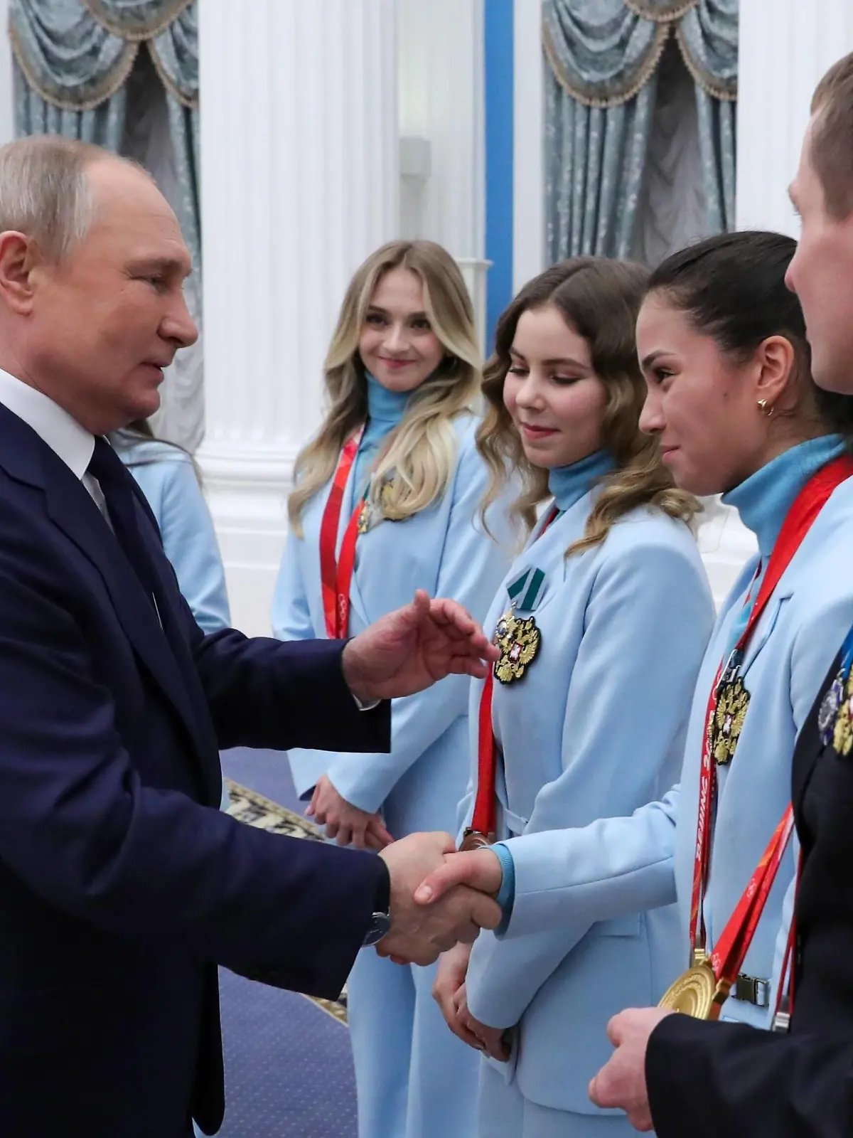  Russia Putin Olympic Medalists 8176114 26.04.2022 Russian President Vladimir Putin greets Russia s athletes - gold medalists of the 2022 Beijing Olympic Winter games, Winterspiele,Spiele, Summer games during a state awards ceremony at the Kremlin in Moscow, Russia. Mikhail Klimentyev / Sputnik Moscow Russia PUBLICATIONxINxGERxSUIxAUTxONLY Copyright: xMikhailxKlimentyevx